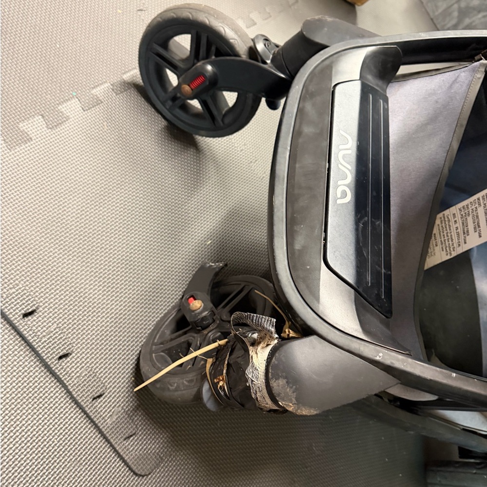 Nuna Tavo Stroller (for parts) 2 back wheels and seat liner are all thats left - Picture 9 of 10